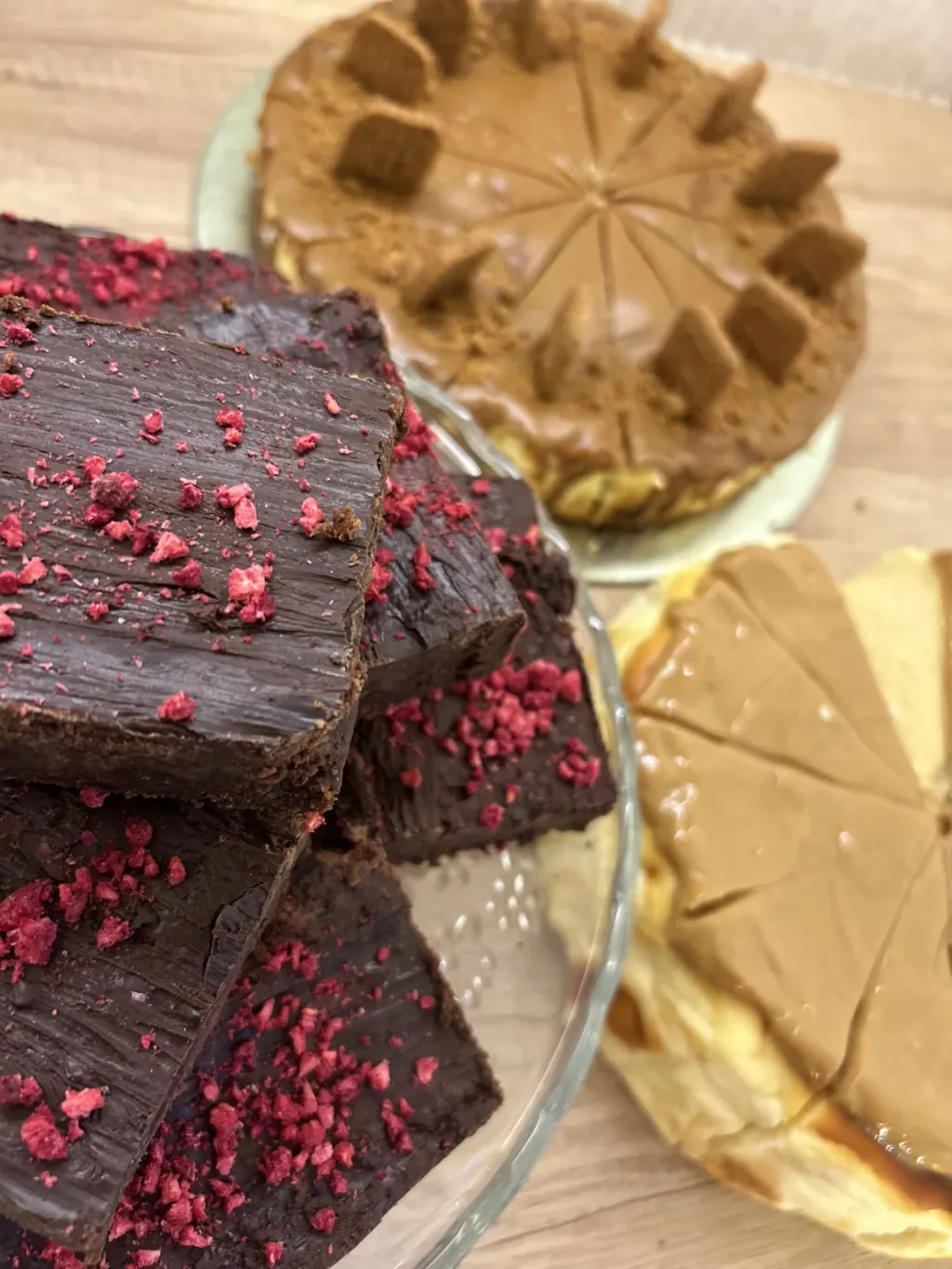 Brownie z liofilizowaną maliną na paterze
