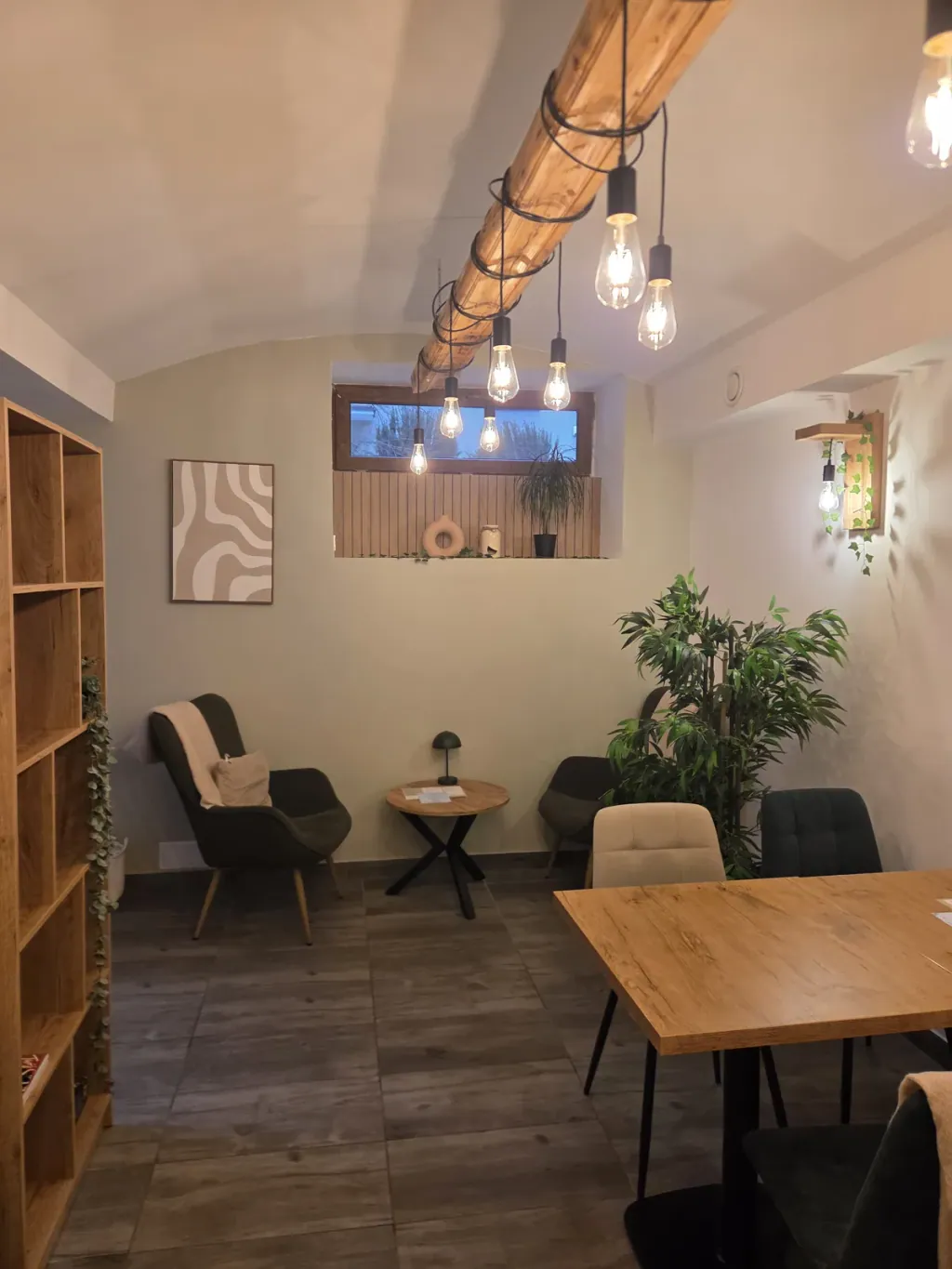 Kącik z fotelami i lampą w Siesta Cafe