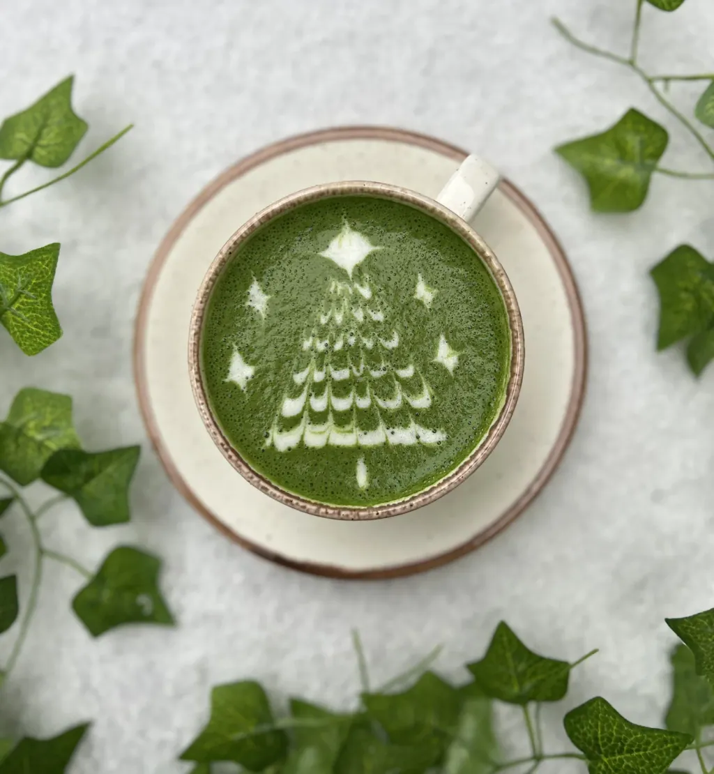 Matcha latte z wzorem w piance