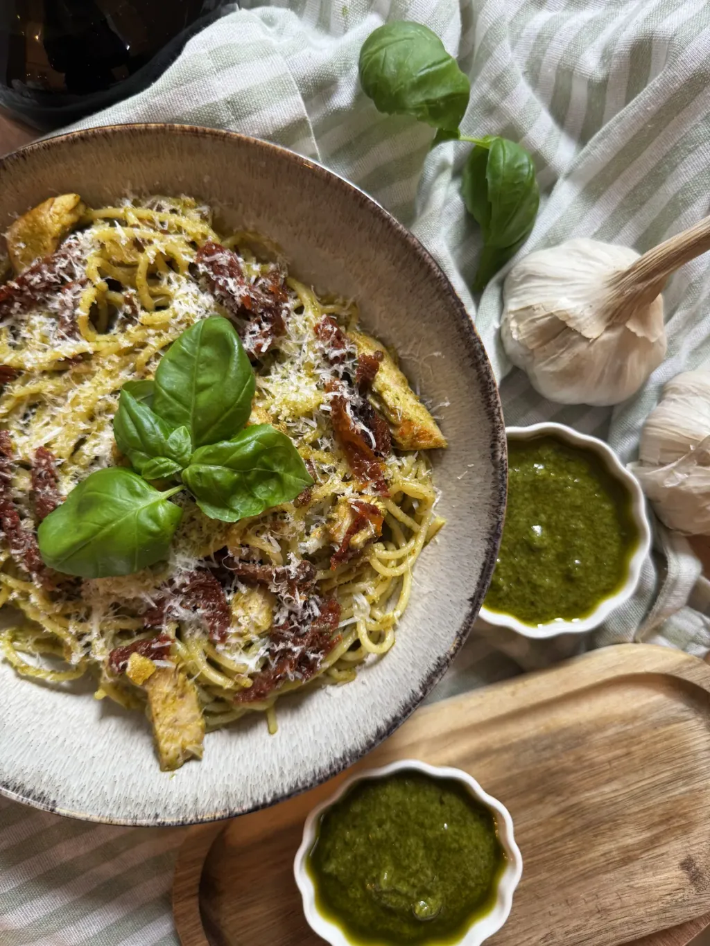 Makaron z pesto bazyliowym, kurczakiem i pomidorami suszonymi